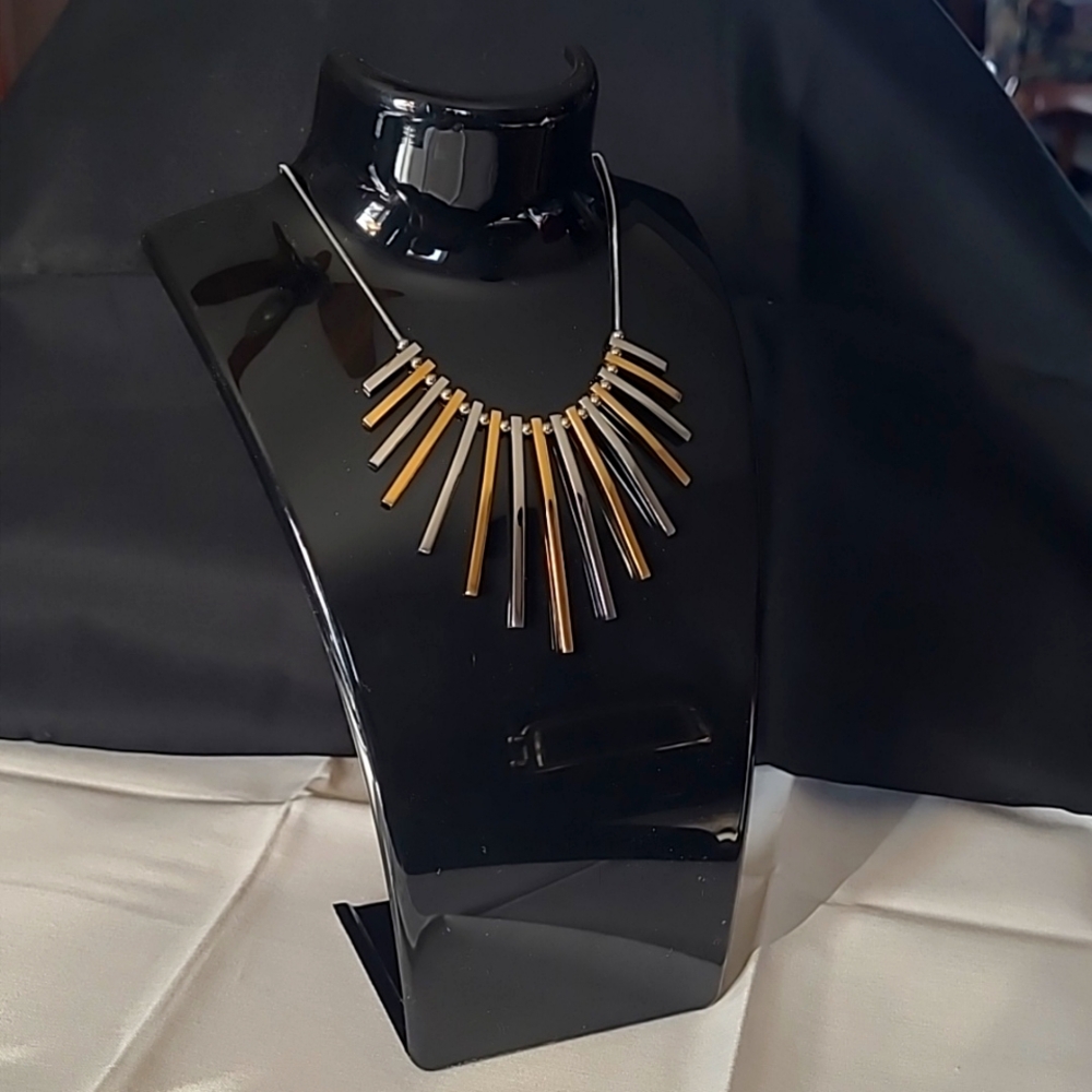 Classy 80s inspired necklace